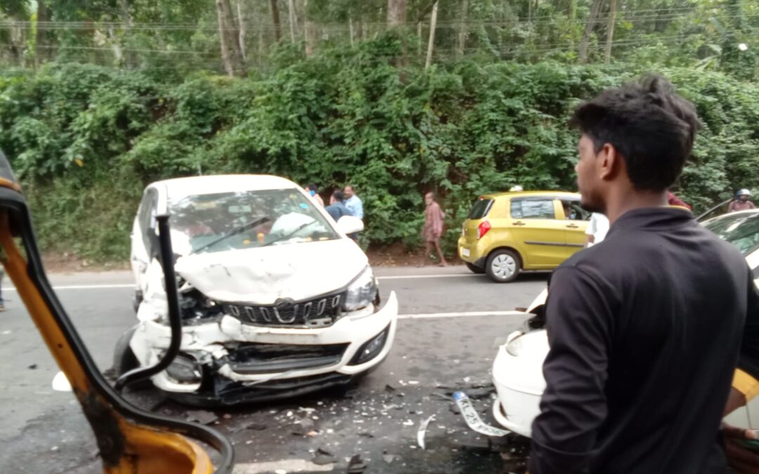 നിരവധികാറുകൾ പരസ്പരം കൂട്ടിയിടിച്ച്  അപകടം