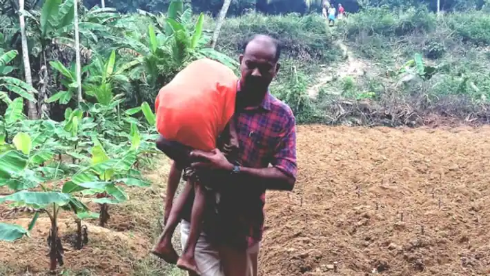 തിരുവനന്തപുരത്ത്‌ വയോധികയെ ട്രെയിന്‍ തട്ടി, ആംബുലന്‍സ് കാത്തു നില്‍ക്കാതെ തോളില്‍ ചുമന്ന് ആശുപത്രിയിലെത്തിച്ച് പൊലീസുകാരന്‍