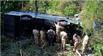 ഇടുക്കിയിൽ വിനോദസഞ്ചാരികളുമായി എത്തിയ വാൻ കൊക്കയിലേക്ക് മറിഞ്ഞു: 21 പേര്‍ക്ക് പരിക്ക്