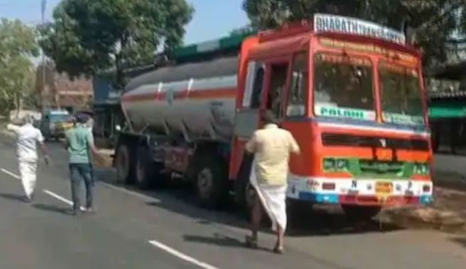 ഓടിക്കൊണ്ടിരുന്ന ടാങ്കർ ലോറിയിൽ നിന്ന് വാതക ചോർച്ച; മരക്കുറ്റി ഉപയോഗിച്ച് താത്കാലിക പരിഹാരം