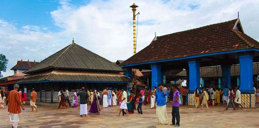 ശ്രീ​നാ​രാ​യ​ണീ​യ ക്ഷേ​ത്ര​ങ്ങ​ളി​ൽ പു​രു​ഷ​ന്മാ​ർ​ക്ക്​ ഷ​ർ​ട്ട്​ ധരിച്ചു പ്ര​വേ​ശി​ക്കാം; ട്രസ്റ്റ് യോ​ഗത്തിൽ തീരുമാനം
