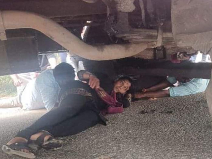 ബസിനടിയിലേയ്ക്ക് വീണ യുവതിയെ മുടി മുറിച്ച് രക്ഷപ്പെടുത്തി