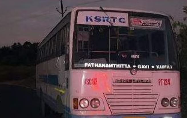 സഞ്ചാരികളുമായെത്തിയ ഗവി ബസ് കൊടുംവനത്തില്‍ കുടുങ്ങി