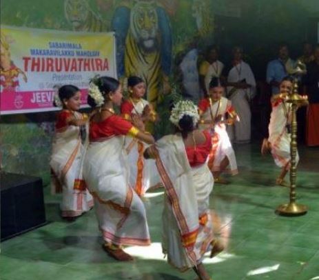 പുതുവര്‍ഷ പുലരിയില്‍ സന്നിധാനത്ത് തിരുവാതിരച്ചുവടുകൾ അവതരിപ്പിച്ച് കുഞ്ഞ് മാളികപ്പുറങ്ങൾ.