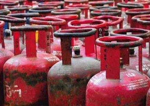 രാജ്യത്ത് പാചകവാതക സിലിണ്ടറിന് ക്ഷാമം, റെസ്റ്റോറന്റുകള്‍ അടച്ചുപൂട്ടേണ്ടി വരുമെന്ന് മുന്നറിയിപ്പ്; ഇടപെടലുമായി കേന്ദ്രം