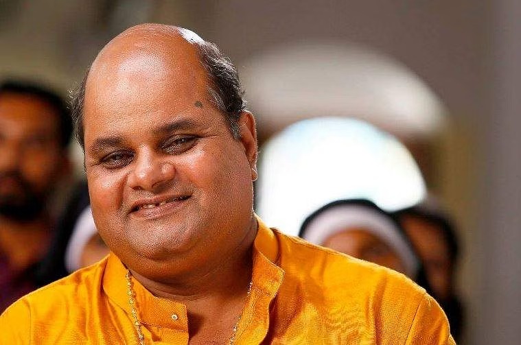 സുനിൽ സുഖദയുടെ കാറിന് നേരെ തൃശൂരിൽ ആക്രമണം; നടന് പരിക്ക്