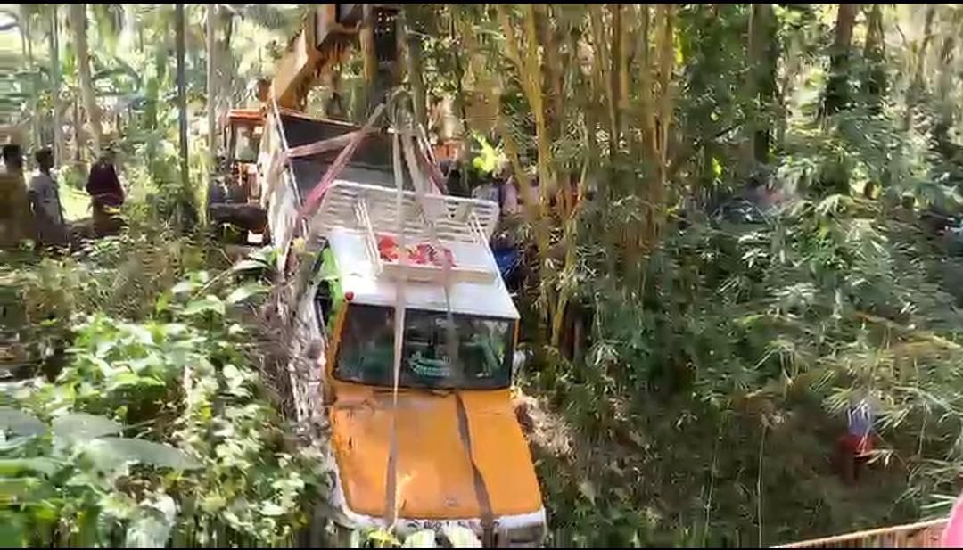 നടപ്പാലം തകർന്നു വാഹനം അപകടത്തിൽപെട്ടു