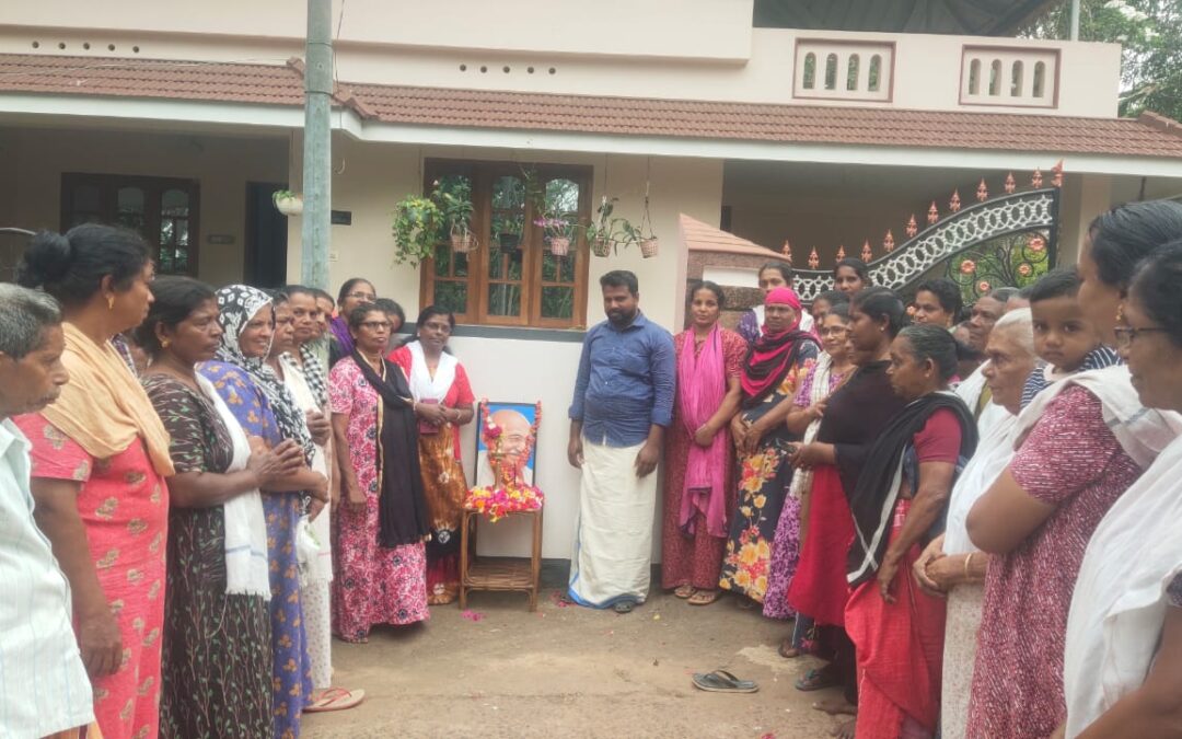 മഹാത്മാഗാന്ധി രക്തസാക്ഷി ദിനത്തോടനുബന്ധിച്ച് തൊഴിലുറപ്പ് തൊഴിലാളികൾ പുഷ്പാർച്ചന നടത്തി