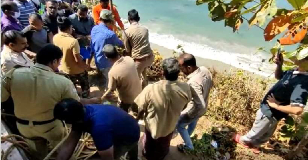 വർക്കല ബീച്ചിൽ കുളിക്കാൻ ഇറങ്ങിയ 9 അംഗസംഘത്തിലെ ഒരാൾ തിരയിൽപ്പെട്ട് മരണപ്പെട്ടു