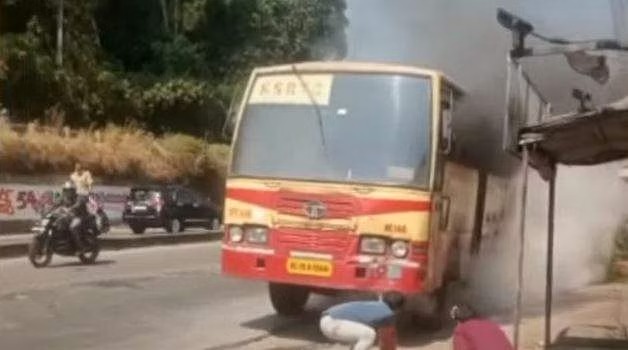 ഓടിക്കൊണ്ടിരുന്ന കെഎസ്ആര്‍ടിസി ബസിന് തീപിടിച്ചു; വന്‍ ദുരന്തം ഒഴിവായി