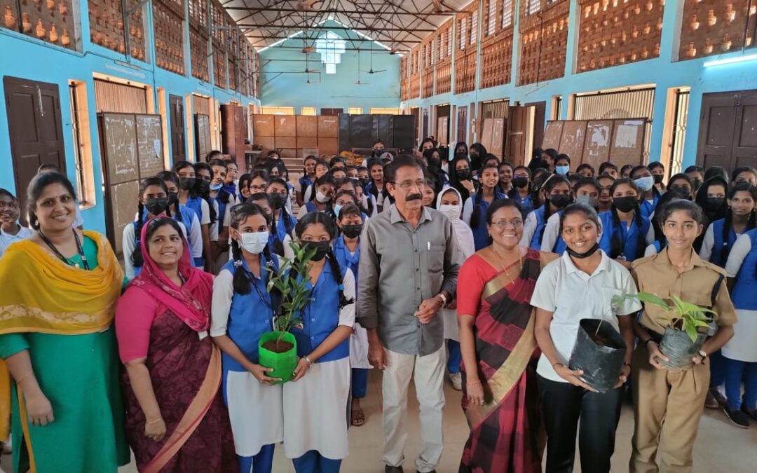 സ്പെയിനിലെ വിശിഷ്ട കവയിത്രി ട്രിനിഡാഡ് ആറ്റിങ്ങൽ ഗവ.ഗേൾസ് ഹയർ സെക്കന്ററി സ്കൂളിൽ ഫലവൃക്ഷത്തൈകൾ സംഭാവന നല്കി