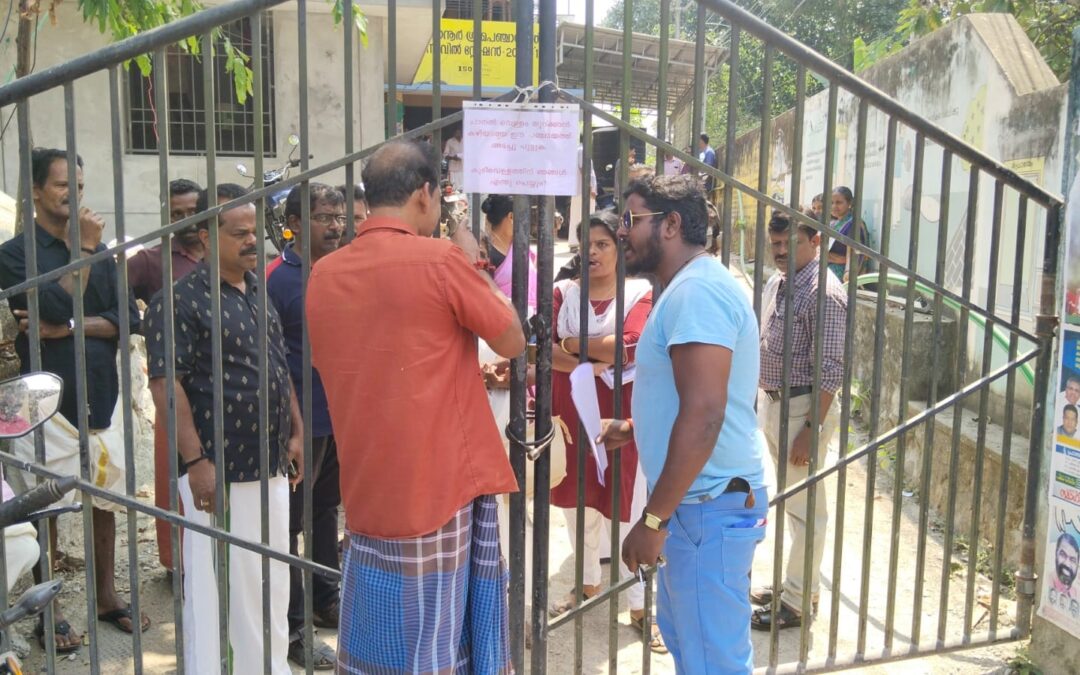 ജീവനക്കാരെയും ജനപ്രതിനിധികളെയും പൂട്ടിയിട്ടു; പെല്ലറ്റ് തോക്കുമായി യുവാവിന്റെ പ്രതിഷേധം