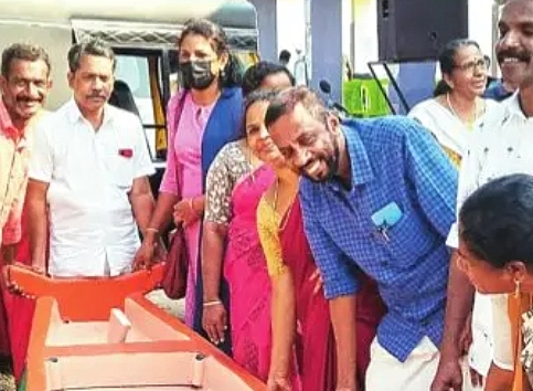 മത്സ്യത്തൊഴിലാളികൾക്കുള്ള വള്ളങ്ങളും കുട്ടികൾക്കുള്ള ലാപ്ടോപ്പുകളും വിതരണം ചെയ്തു
