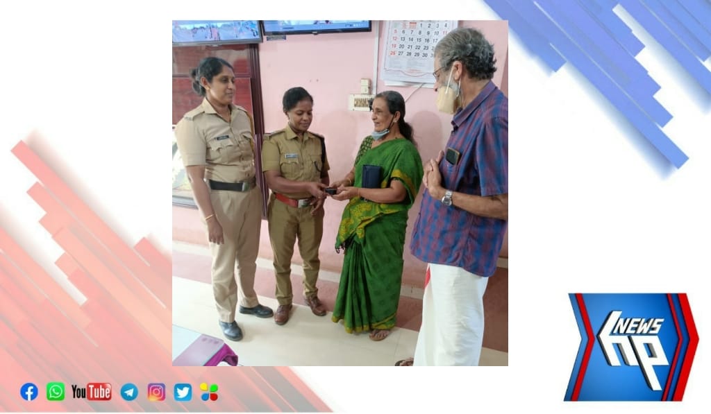 കൗൺസിലറിൽ നിന്നും നഷ്ടപെട്ട സ്വർണാഭരങ്ങൾ തിരികെ നൽകി മാതൃകയായി പിങ്ക് പോലീസ്