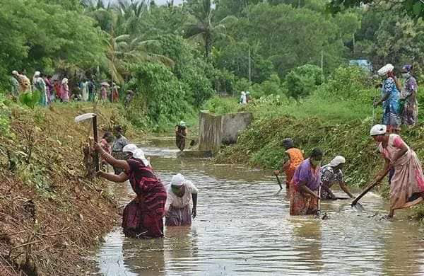 കേരളത്തില്‍ തൊഴിലുറപ്പ് പദ്ധതി ജോലിയുടെ മിനിമം ദിവസവേതനം 333 രൂപയാക്കി വര്‍ധിപ്പിച്ച് കേന്ദ്രം