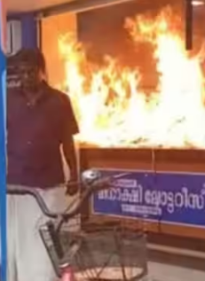 കടയ്ക്ക് തീവെയ്ക്കുമെന്ന് ഫേസ്ബുക്ക് ലൈവ്; പിന്നാലെ ലോട്ടറിക്കട പെട്രോളൊഴിച്ച് കത്തിച്ചു
