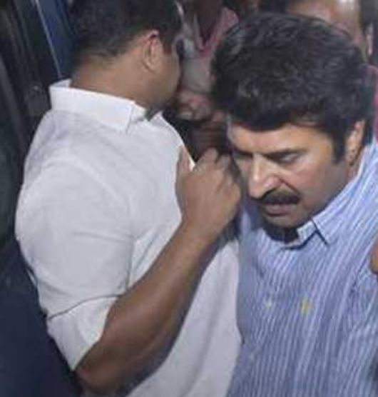 വിങ്ങിപ്പൊട്ടി മമ്മൂട്ടി, കരച്ചില്‍ അടക്കാനാകാതെ ജയറാമും ദിലീപും; ഇന്നസെന്റിന് ആയിരങ്ങളുടെ യാത്രമൊഴി