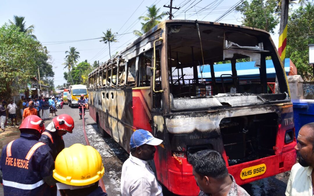 കാറ്റാടിമുക്ക് ജംഗ്ഷനിൽ ട്രാൻസ്പോർട്ട് ബസ് കത്തി