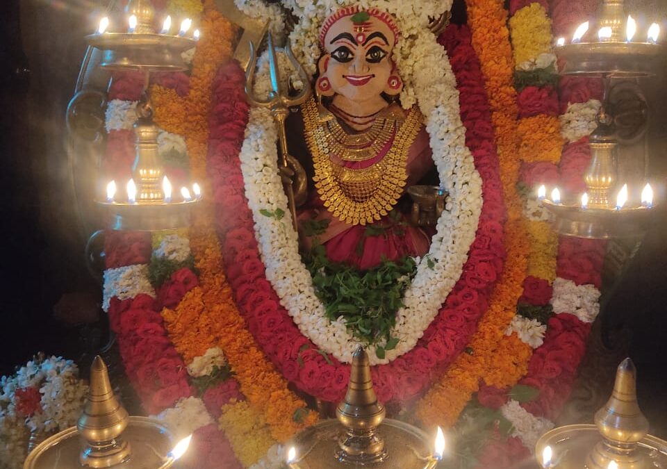 അഴൂർ ഭഗവതി ക്ഷേത്രത്തിൽ ഇന്നത്തെ വഴിപാടുകൾ സമർപ്പിക്കുന്നത് അഴൂർ ഭഗവതി സൗഹൃദ കൂട്ടായ്മ