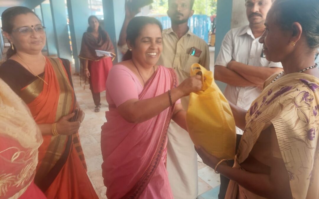 വിദ്യാര്‍ത്ഥികള്‍ക്ക് സര്‍ക്കാര്‍ പ്രഖ്യാപിച്ച സൗജന്യ അരിവിതരണം തുടങ്ങി