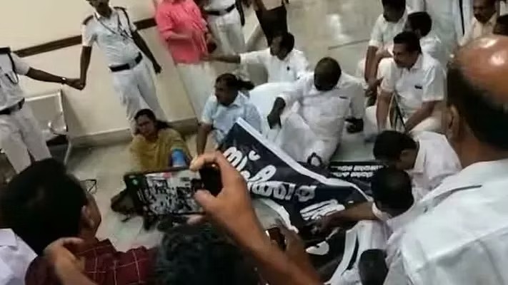 പോലീസ് വെട്ടിലായി; പരുക്കേറ്റ വാച്ച് ആൻഡ് വാര്‍ഡുകളുടെ കൈയ്ക്ക് പൊട്ടലില്ലെന്ന് മെഡിക്കല്‍ റിപ്പോര്‍ട്ട്