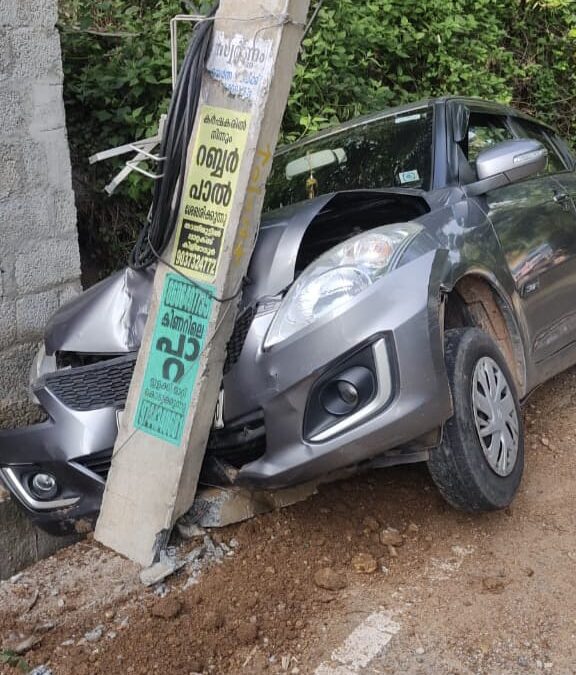 കാറ് ഇലക്ട്രിക് പോസ്റ്റിൽ ഇടിച്ചു അപകടം