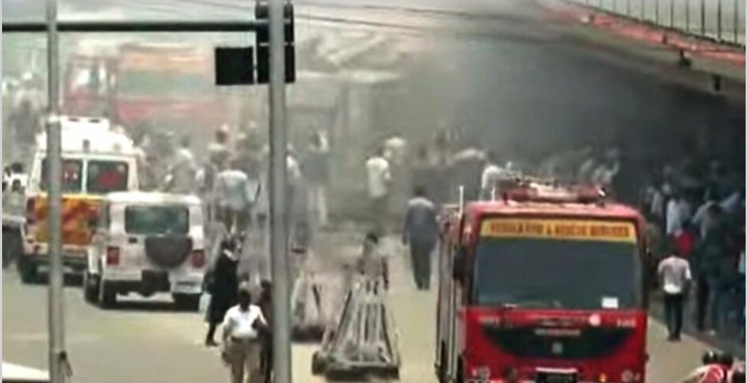 കിഴക്കേകോട്ടയിൽ തീപിടിത്തം; പത്മനാഭ സ്വാമിക്ഷേത്രത്തിന് സമീപം കടകളിൽ തീ പടർന്നു