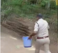 മരിച്ചെന്ന് കരുതി മാതാവ് ബക്കറ്റില്‍ ഉപേക്ഷിച്ച ചോരക്കുഞ്ഞിന്റെ രക്ഷകനായി പൊലീസ്
