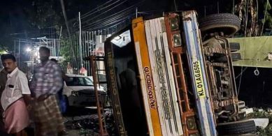 നാവായിക്കുളം കിഴക്കേനടയിൽ നിയന്ത്രണം വിട്ട് ബ്രില്യന്റ് സൗണ്ട്സിന്റെ പവർ യൂണിറ്റ് ലോറി മറിഞ്ഞു