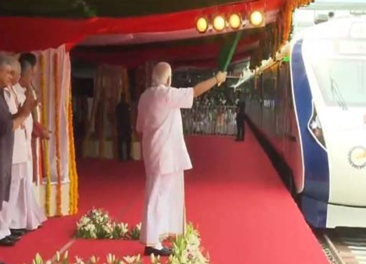 കുതിച്ചു പാഞ്ഞ് വന്ദേഭാരത്; പ്രധാനമന്ത്രി ഫ്ലാ​ഗ് ഓഫ് ചെയ്തു