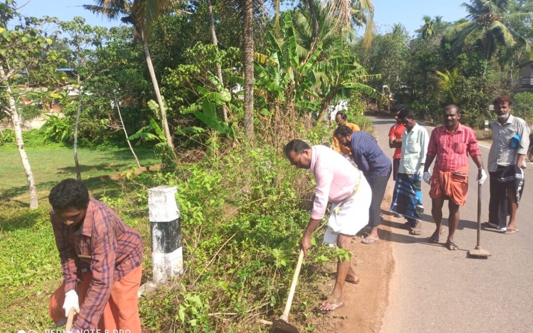 കാട് പിടിച്ച് കിടന്ന മുമ്മൂലി തോടും പരിസരവും  ബി.ജെ.പി.പ്രവർത്തകർ വൃത്തിയാക്കി