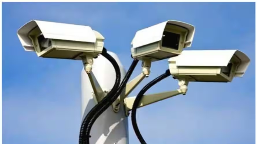 കാര്‍ ഓടിക്കുമ്പോള്‍ ചെവിയില്‍ തൊട്ടതിന് യുവാവിന് 2000 രൂപ പിഴ; നടപടി ഒഴിവാക്കി മോട്ടോര്‍ വാഹനവകുപ്പ്