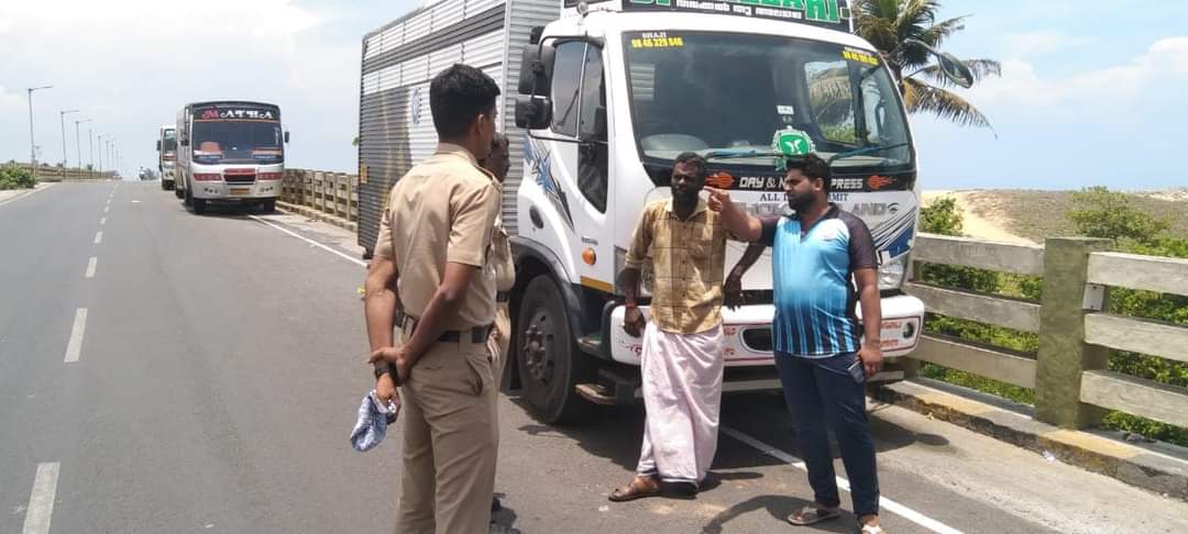 മുതലപ്പൊഴി പാലത്തിന് മുകളിലെ അനധികൃത പാർക്കിങ്; ഡ്രൈവർമാർക്ക് ബോധവൽക്കരണ ക്ലാസുമായ് അഞ്ചുതെങ്ങ് കോസ്റ്റൽ പോലീസ്