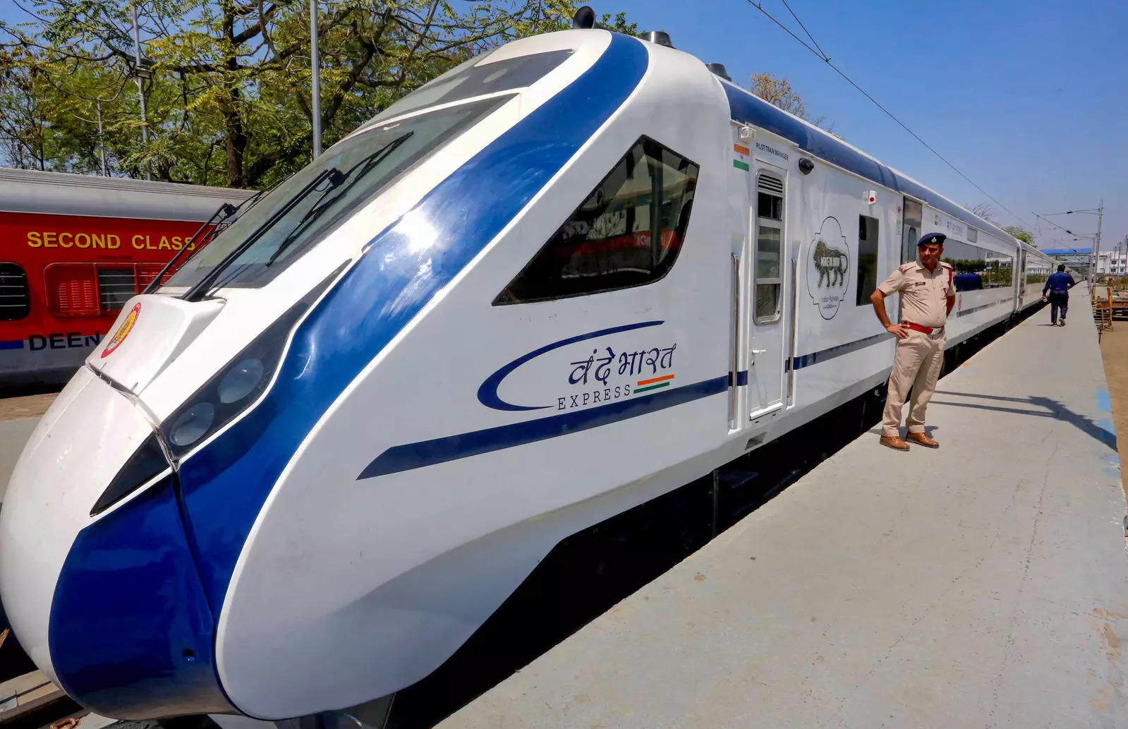bhopal-vande-bharat-express-at-rani-kamlapati-railway-station-ahead-of-its-flag-