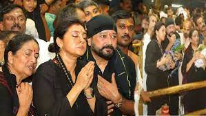 അയ്യനെ കാണാൻ ജയറാമിനൊപ്പം ശബരിമലയിലെത്തി പാർവതി