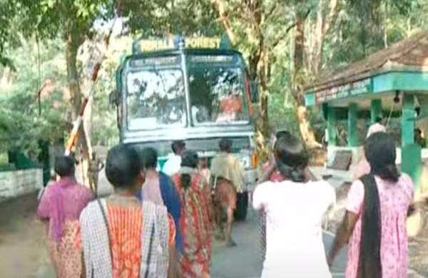 ‘അരിക്കൊമ്പനെ ഇവിടെ വേണ്ട’; വനംവകുപ്പിന്റെ ട്രയല്‍ റണ്‍ തടഞ്ഞ് നാട്ടുകാര്‍