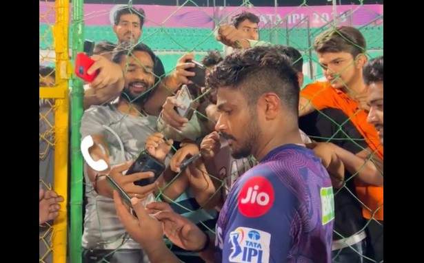 ‘സഞ്ജു ഭയ്യ ആണ് ‘- സെൽഫിയ്ക്കിടെ ഫോൺ കോൾ, വണ്ടറടിച്ച് ആരാധകൻ