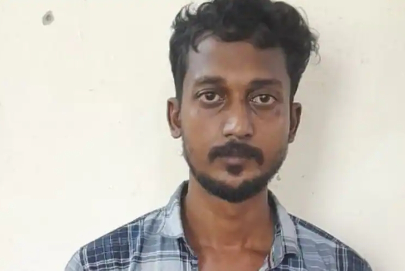 ബസ് ഡ്രൈവറെ ക്രൂരമായി ആക്രമിച്ച യാത്രക്കാരനെ സഹയാത്രികർ കീഴ്പെടുത്തി