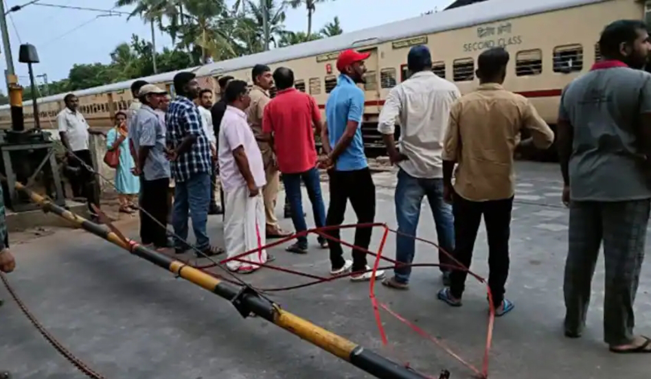 ഓട്ടോയിൽ തട്ടി തിരുവനന്തപുരത്ത് റെയില്‍വെ ക്രോസില്‍ ഗേറ്റിന്‍റെ ഒരുഭാഗം പൊട്ടിവീണു