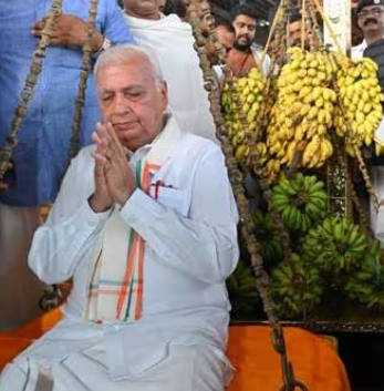 83 കിലോ കദളിപ്പഴം കൊണ്ട് തുലാഭാരം; ​ഗുരുവായൂരപ്പനെ തൊഴുത് ഗവർണർ ആരിഫ് മുഹമ്മദ് ഖാൻ