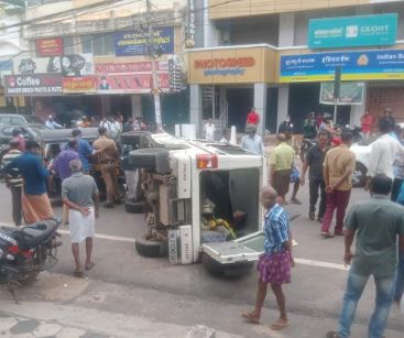 പൊലീസ് ജീപ്പ് മറിഞ്ഞ് മൂന്ന് പൊലീസുകാർക്ക് പരിക്ക്