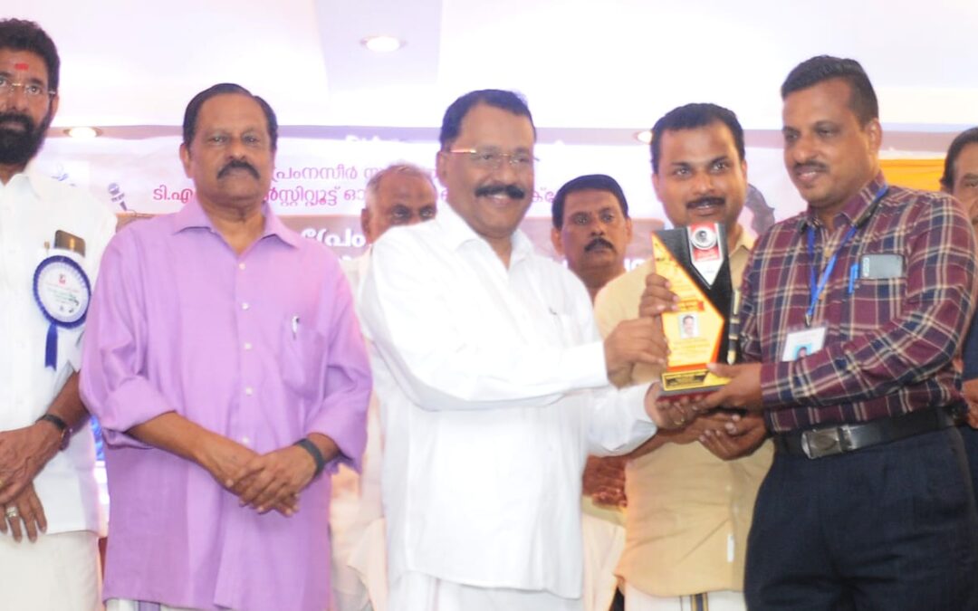 എം. സുരേഷ്ബാബു പ്രേം നസീർ മാധ്യമ പുരസ്‌കാരം ഏറ്റു വാങ്ങി