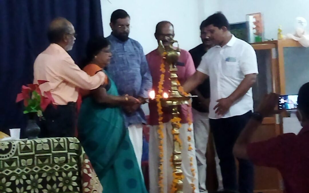 പഠനോപകരണ വിതരണവും പച്ചക്കറി വിത്തുകളുടെ വിതരണവും നടത്തി