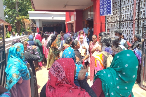 അതിരൂക്ഷ കുടിവെള്ള ക്ഷാമം; പെരുമാതുറയിൽ നിന്നുള്ള സ്ത്രീകളുടെ സംഘം ചിറയിൻകീഴ് ഗ്രാമപഞ്ചായത്ത് ഓഫീസ് വളഞ്ഞു
