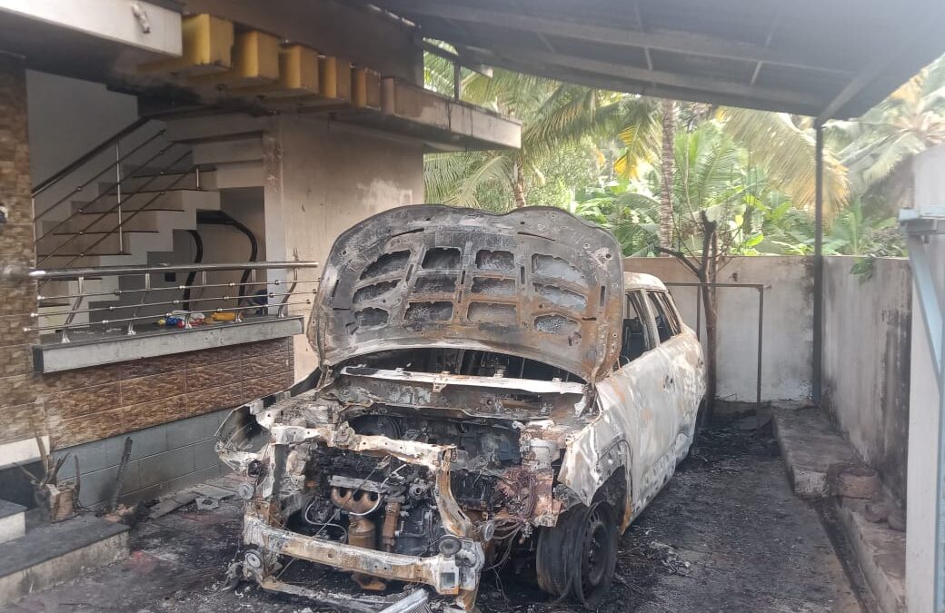 വീട്ടിനു മുന്നിലെ കാർ പോർച്ചിൽ കിടന്ന കാർ കത്തി നശിച്ചു
