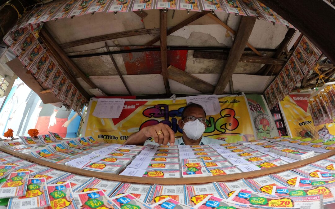 തിരുവോണം ബമ്പര്‍ വില്‍പ്പന തകൃതി, 23 ലക്ഷത്തിലേയ്ക്ക്; പാലക്കാട് ഒരു വള്ളപ്പാട് മുന്നില്‍, ആഞ്ഞുതുഴഞ്ഞ് തലസ്ഥാനം