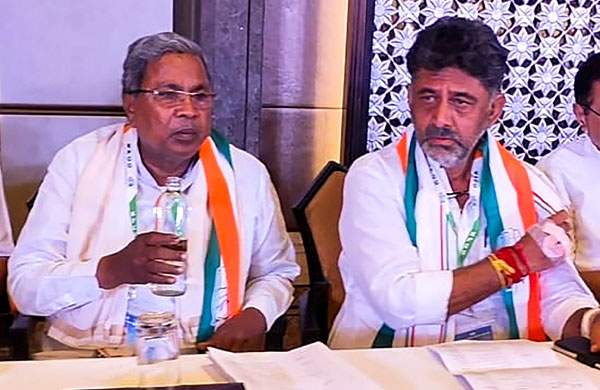കര്‍ണാടകയില്‍ സസ്‌പെന്‍സ് തുടരുന്നു; സിദ്ധരാമയ്യയേയും ശിവകുമാറിനെയും ഡല്‍ഹിക്ക് വിളിപ്പിച്ചു