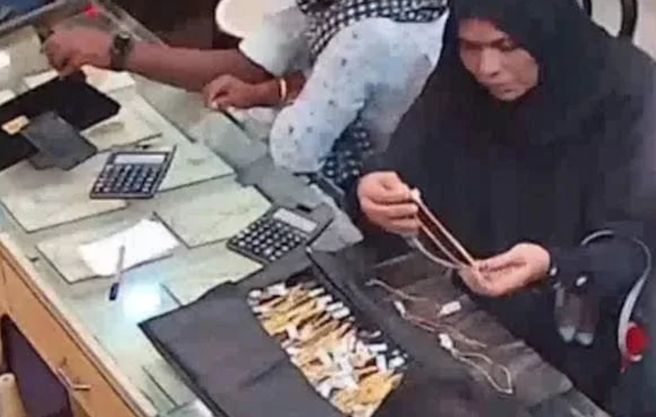 സ്വര്‍ണക്കടയിലെത്തിയ സ്ത്രീ സിസിടിവിയ്ക്കുമുന്നില്‍ നിന്ന് അതിവിദഗ്ധമായി രണ്ട് മാല മോഷ്ടിച്ചു