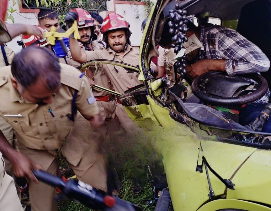 പാപ്പാല പള്ളിയ്ക്ക് സമീപം അപകടം; നാലുപേർക്ക് പരിക്ക്