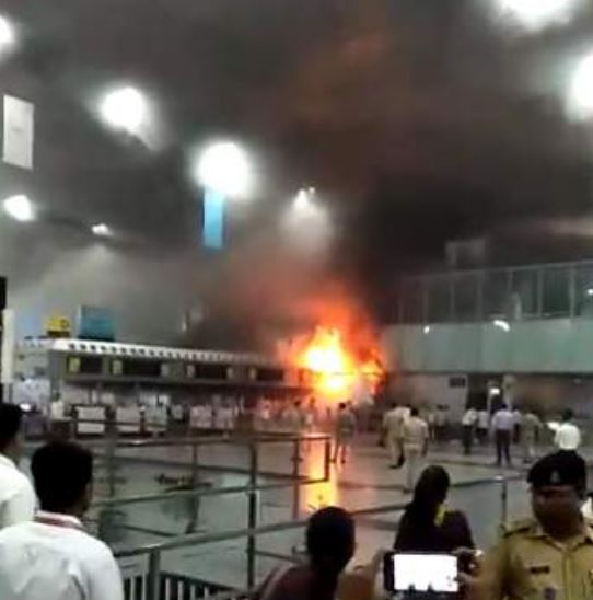 കൊല്‍ക്കത്ത രാജ്യാന്തര വിമാനത്താവളത്തില്‍ വന്‍ തീപിടിത്തം